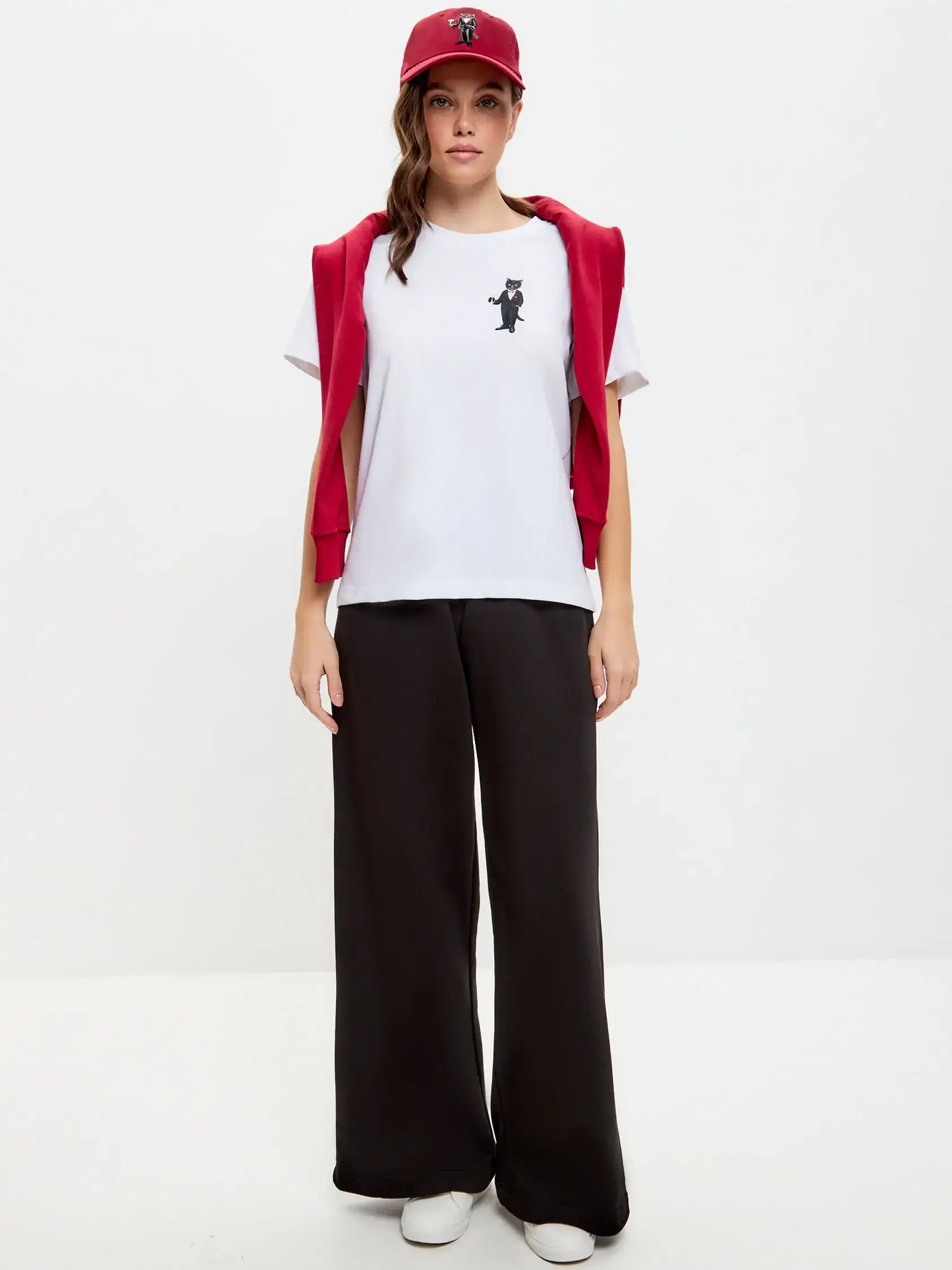 Set: women’s white T-shirt with a mini print of a DANDY CAT and a dark red cap with Cat embroidery