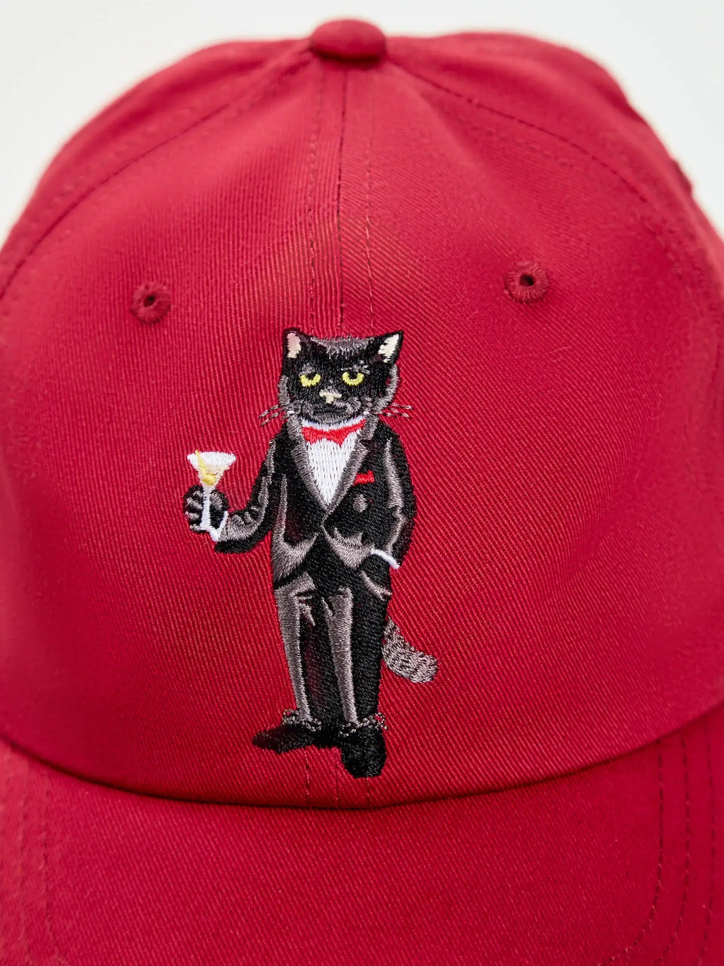 Set: women’s white T-shirt with a mini print of a DANDY CAT and a dark red cap with Cat embroidery