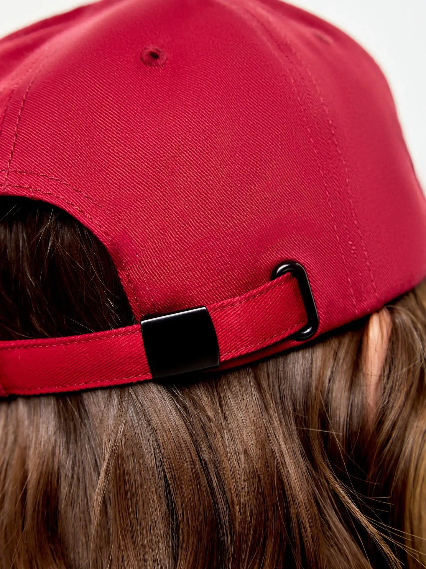 Set: women’s white T-shirt with a mini print of a DANDY CAT and a dark red cap with Cat embroidery