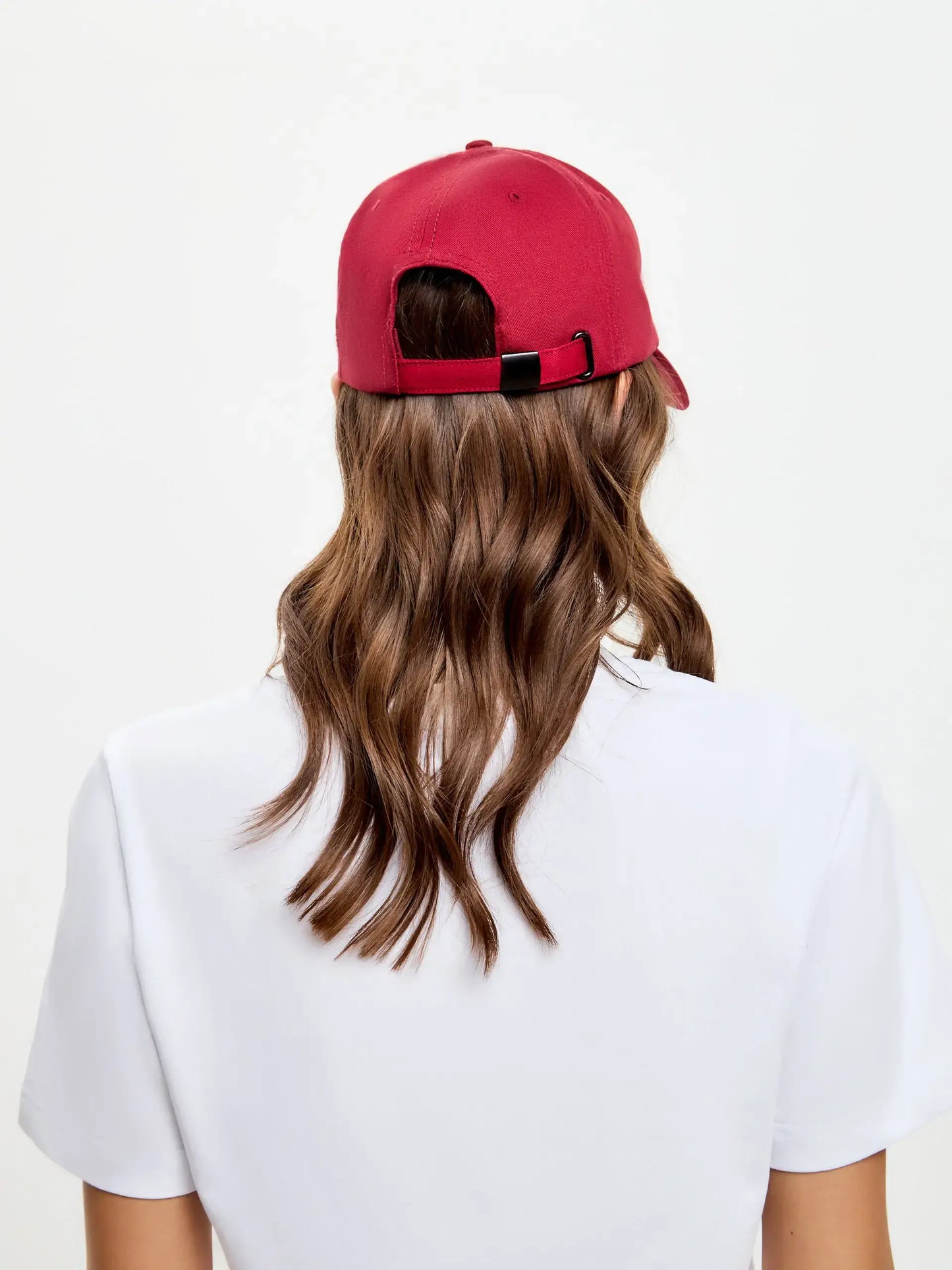 Set: women’s white T-shirt with a mini print of a DANDY CAT and a dark red cap with Cat embroidery