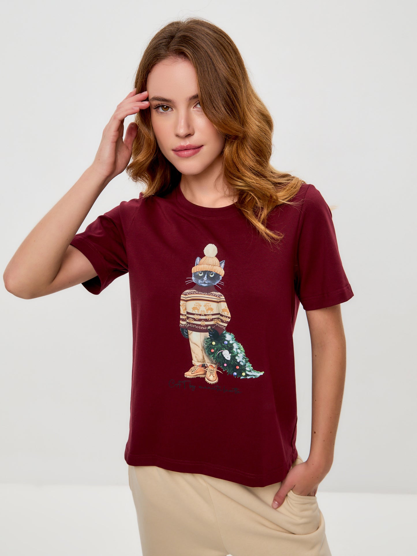 Set: women's burgundy T-shirt with CHRISTMAS CAT print and beige culottes