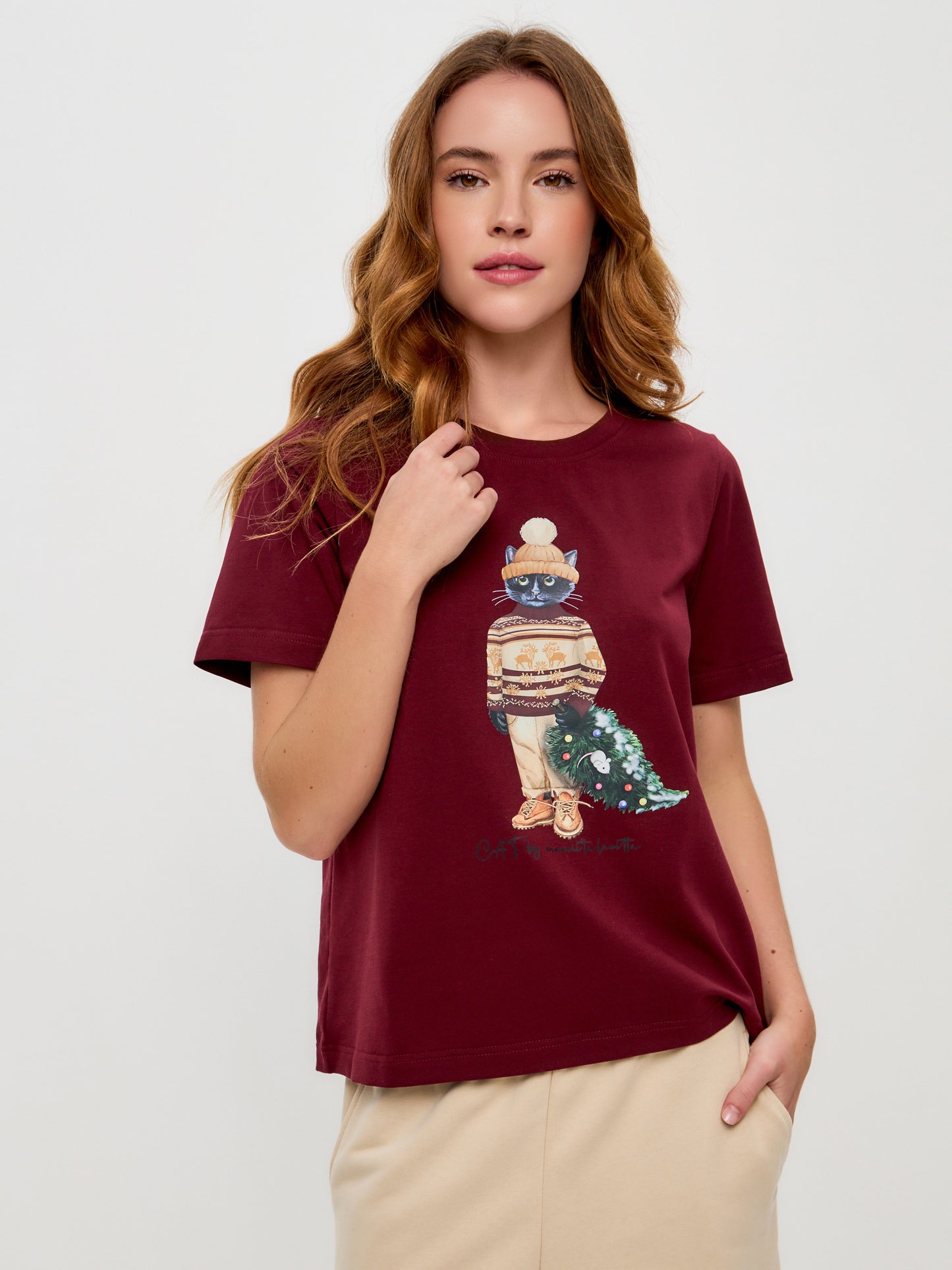 Set: women's burgundy T-shirt with CHRISTMAS CAT print and beige culottes