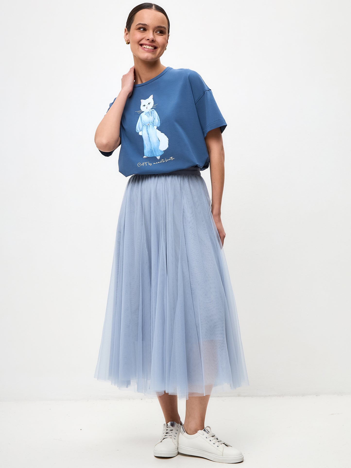 Set: women's blue T-shirt with a white cat and blue mesh maxi skirt