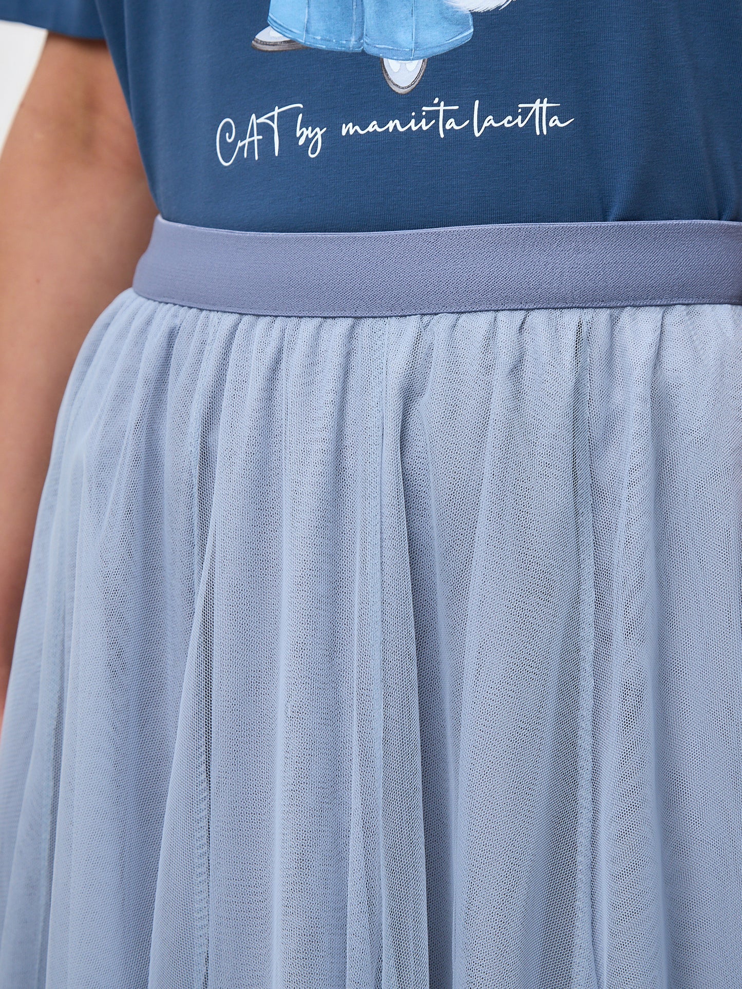 Set: women's blue T-shirt with a white cat and blue mesh maxi skirt