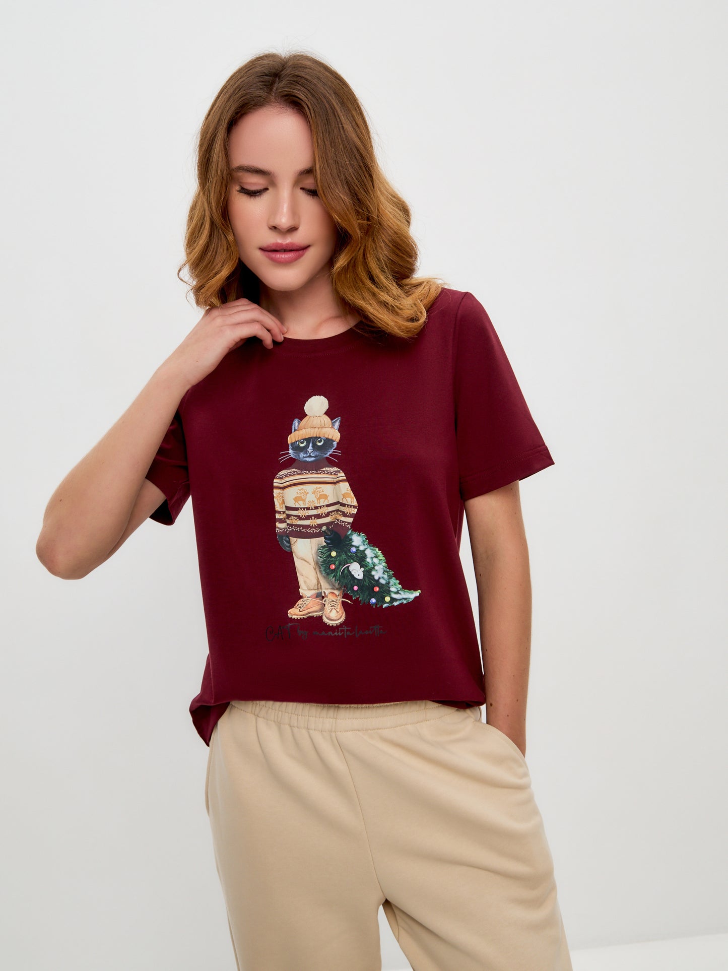 Set: women's burgundy T-shirt with CHRISTMAS CAT print and beige culottes