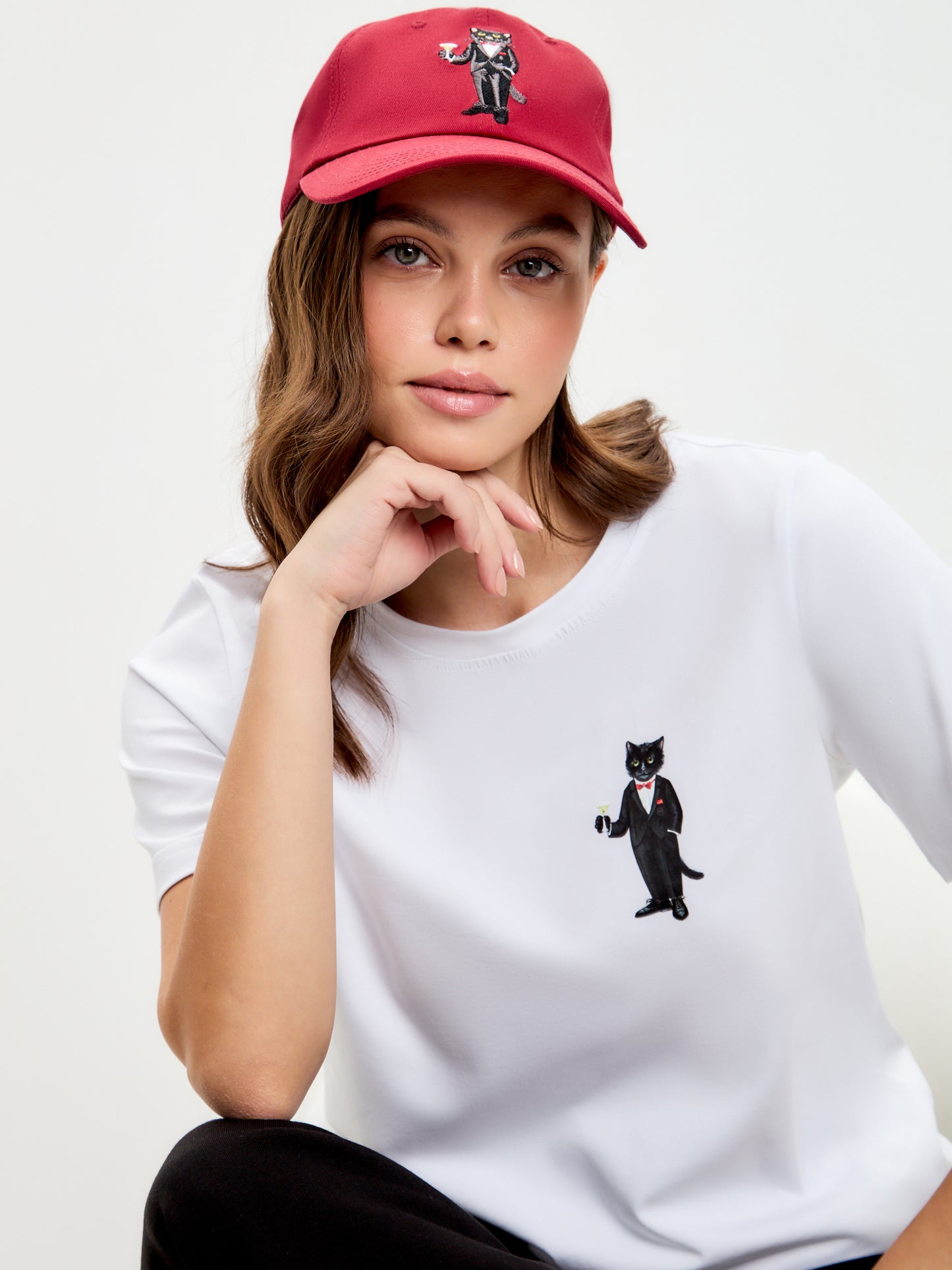 Set: women's white T-shirt with a mini print of a DANDY CAT and a dark red cap with Cat embroidery